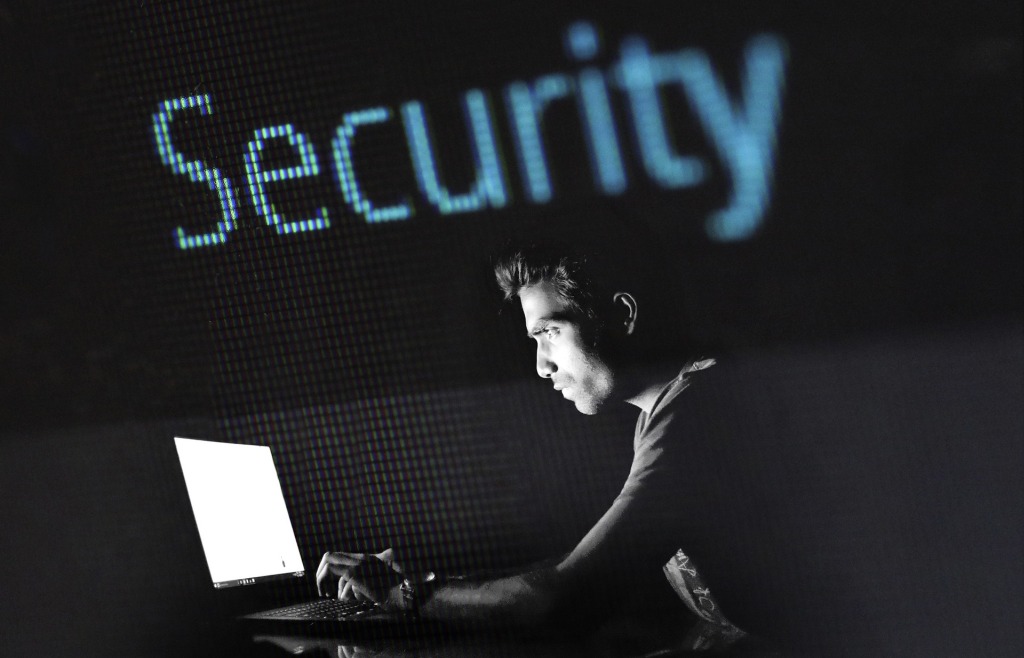 Perché gli antivirus sono fondamentali nelle reti aziendali? Malware e ransomware possono compromettere dati sensibili e interrompere la produttività