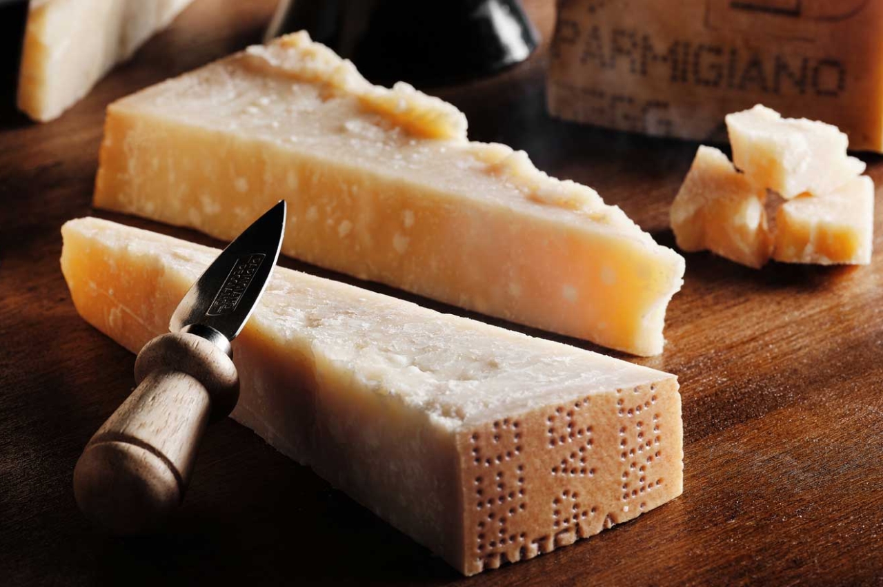 Il parmigiano reggiano è uno dei formaggi italiani più celebri e apprezzati al mondo